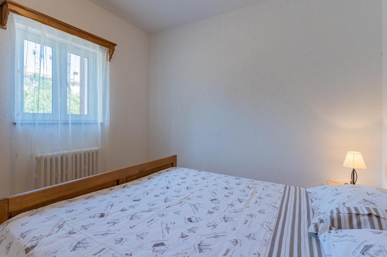 Jurasic Apartment *